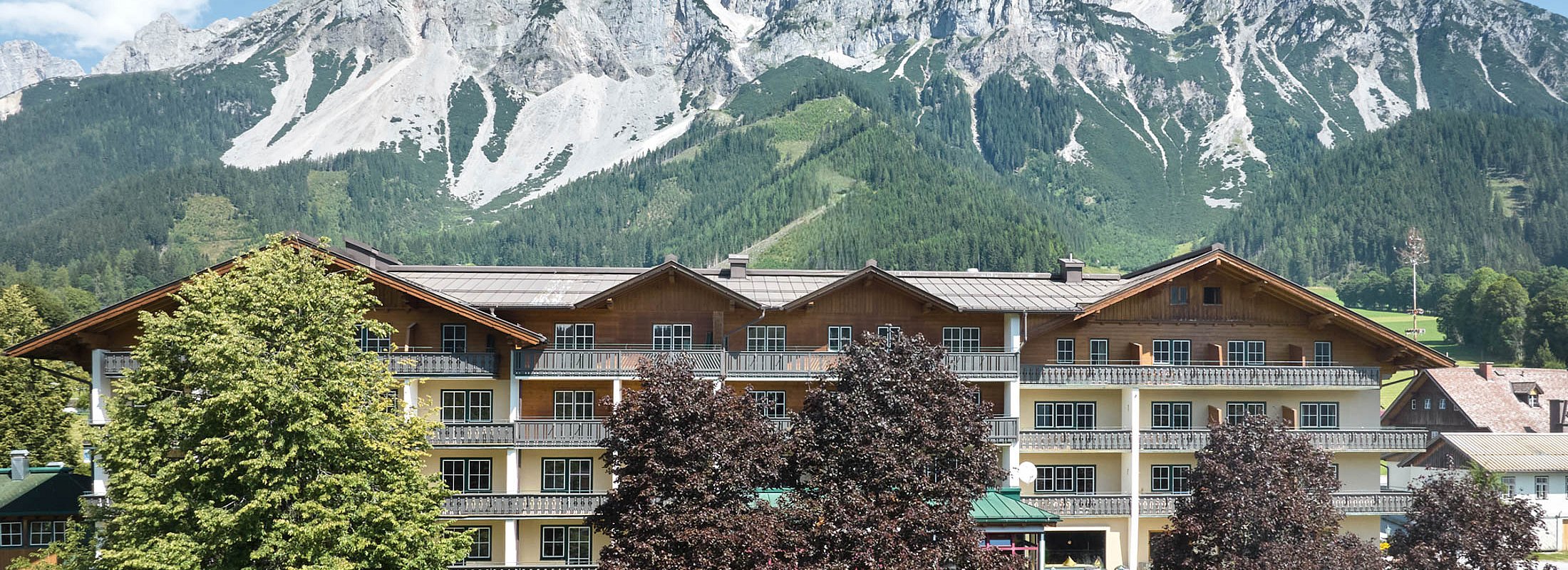 Hotel Matschner im Sommer mit Blick auf die Berge