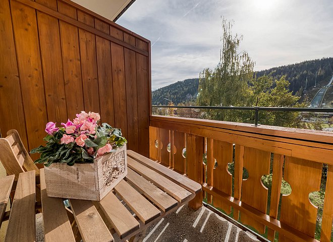 Holzbalkon mit Blumenschmuck