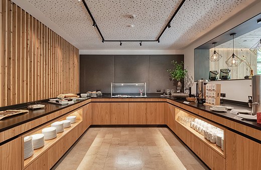 Helles Frühstücksbuffet mit moderner Holzverkleidung und stilvoller Teeecke