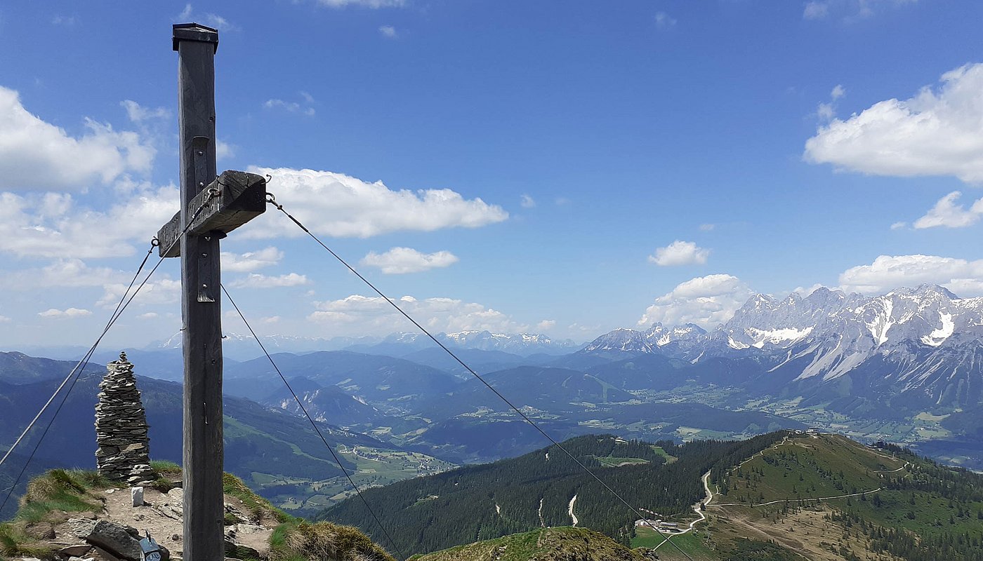 Blick vom Gipfelkreuz auf das Dachsteinmassiv