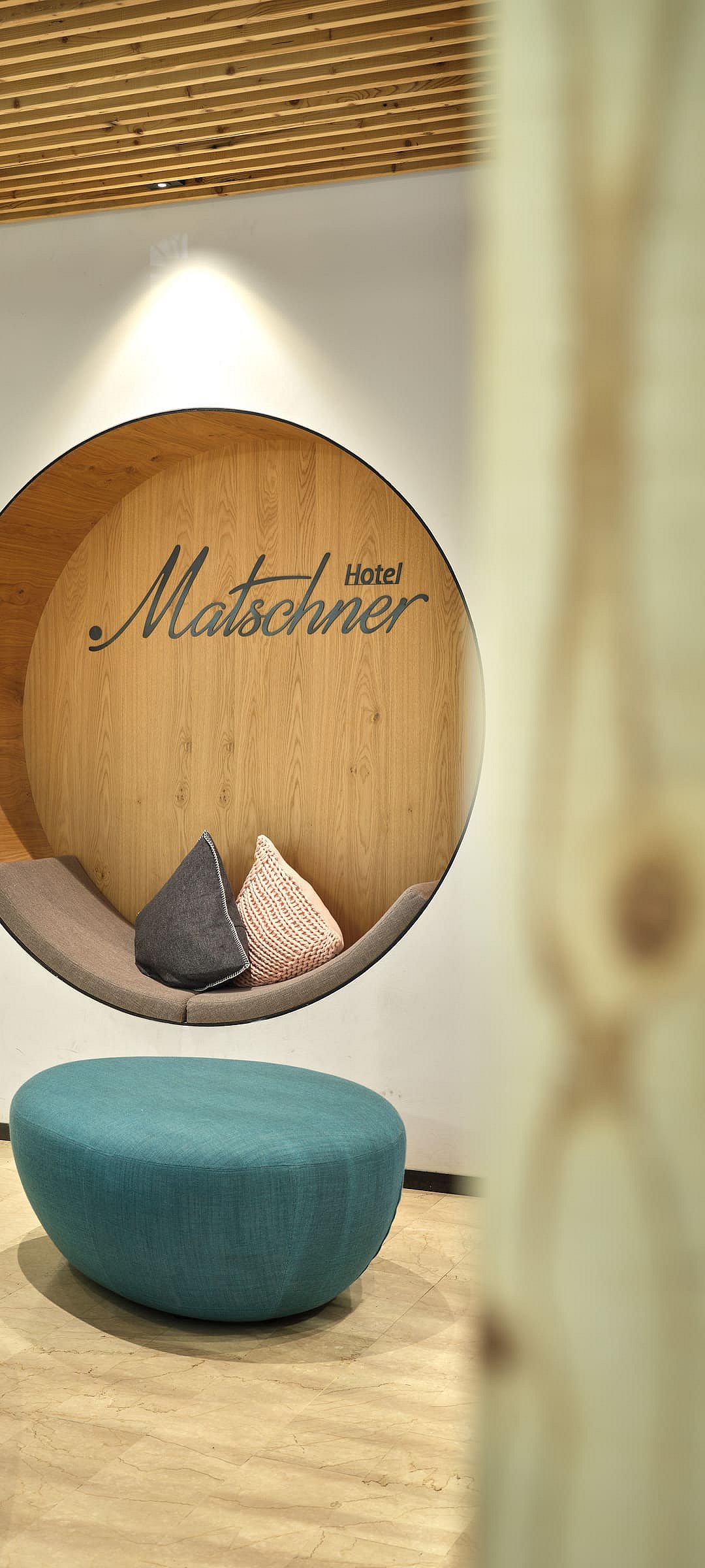 Sitznische in der Lobby vom Hotel Matschner mit blauem Sitzhocker