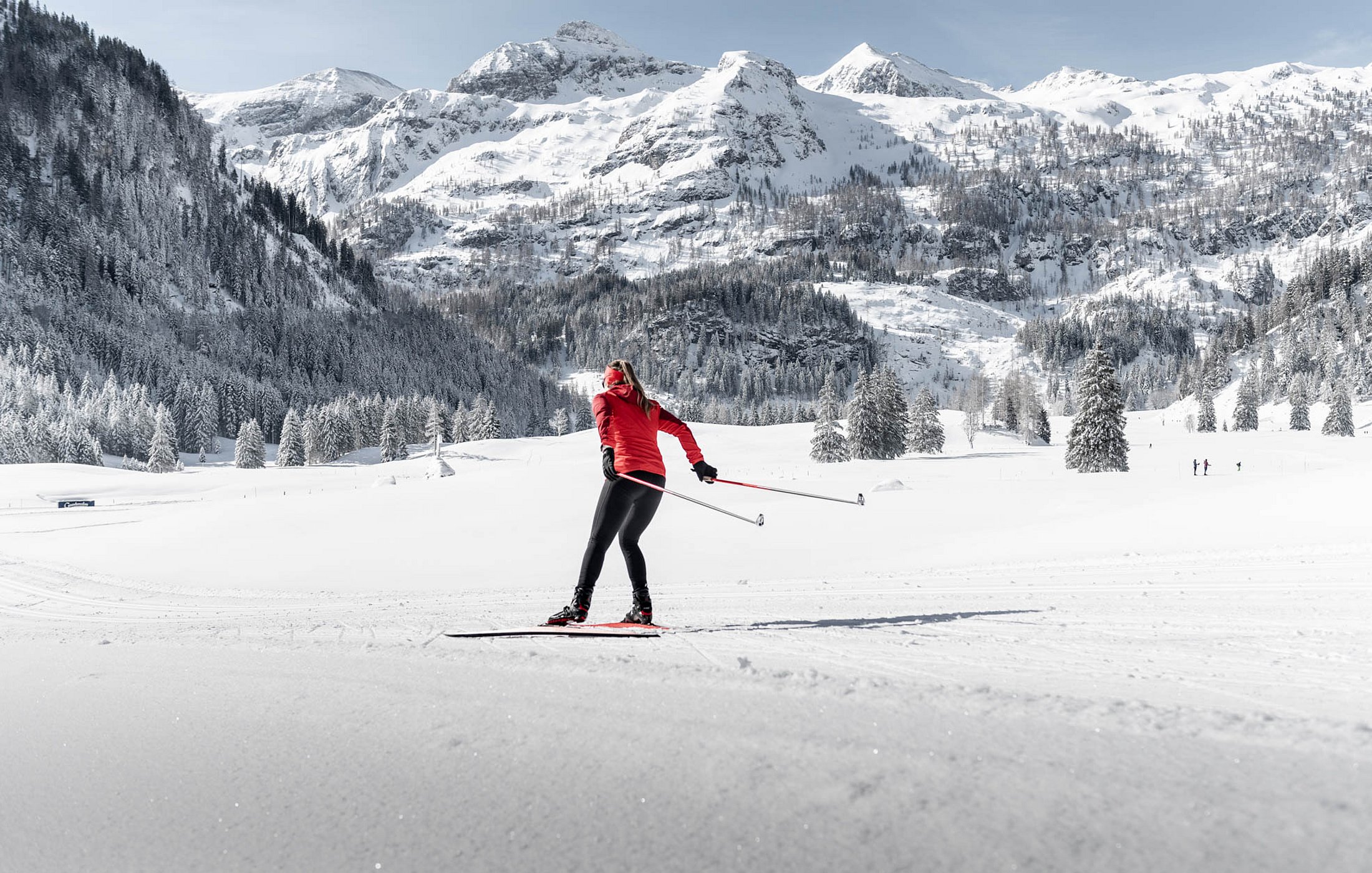 Cross-country skiing on the trail in Ramsau am Dachstein