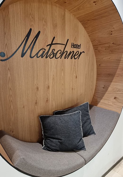 Sitzecke mit Kissen im Hotel Matschner